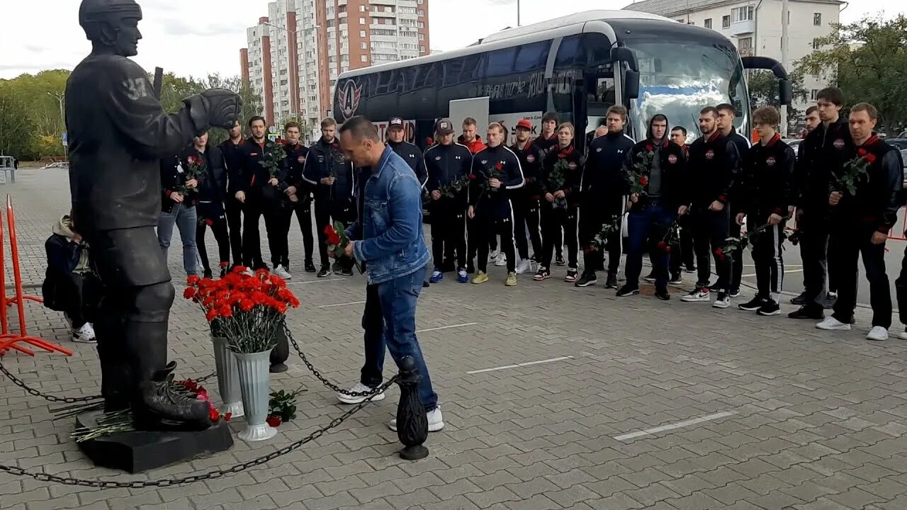 Памятник погибшей команде Локомотив. Памятник хоккеистам погибшим в авиакатастрофе. Похороны Локомотива Ярославль. Локомотив хоккейная команда авиакатастрофа