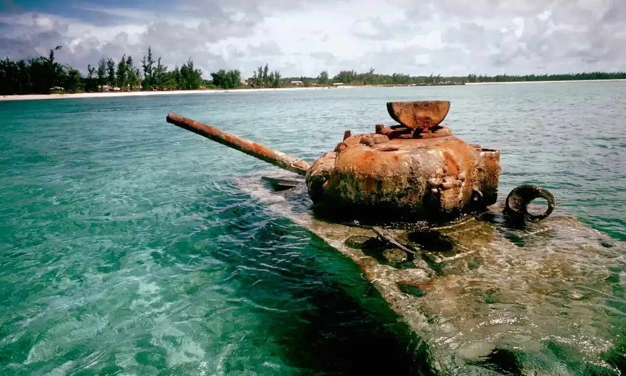 Танк утонул. Остров Сайпан танк. Шерман танк Сайпан. Затонувшие танки Шерман. Танк Шерман на острове Сайпан.