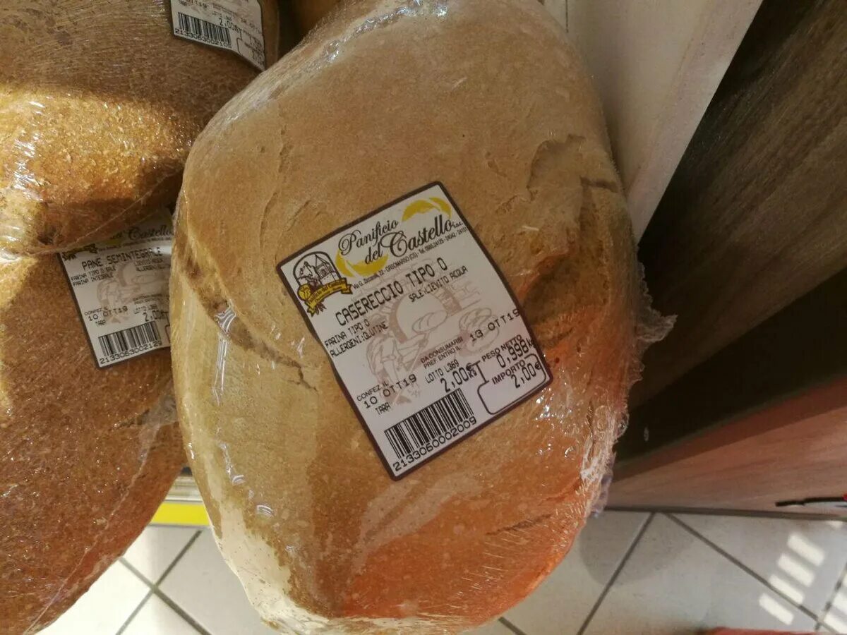 дешевый хлеб. дешевая булка хлеба. булка хлеба. хлеб кирпичик. буханка черного хлеба стоит.