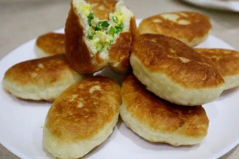 Тесто с зеленым луком на сковороде