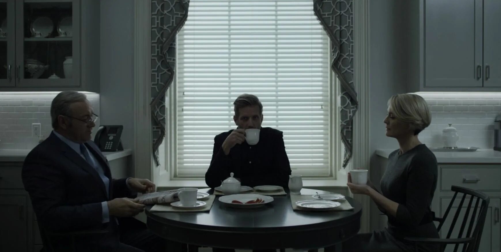 4 дома субтитры. Кевин спейси карточный домик. Любовь прекрасна жизнь чудесна дорама. 4 дома субтитры. Зейнеп из ветренного.