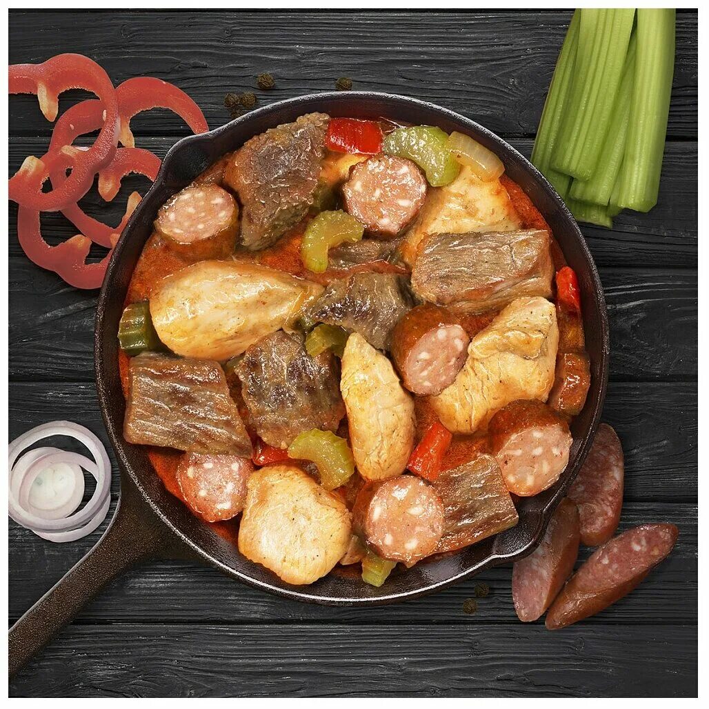 узбекский джиз. овощи на сковородке. жаркое из свинины. овощи на сковородке. мясная сковорода.