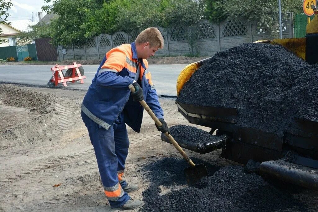 Затраты ремонт дорог. Дорожные работники. Дорожный рабочий. Подготовка к укладке асфальта. Ямочный ремонт.