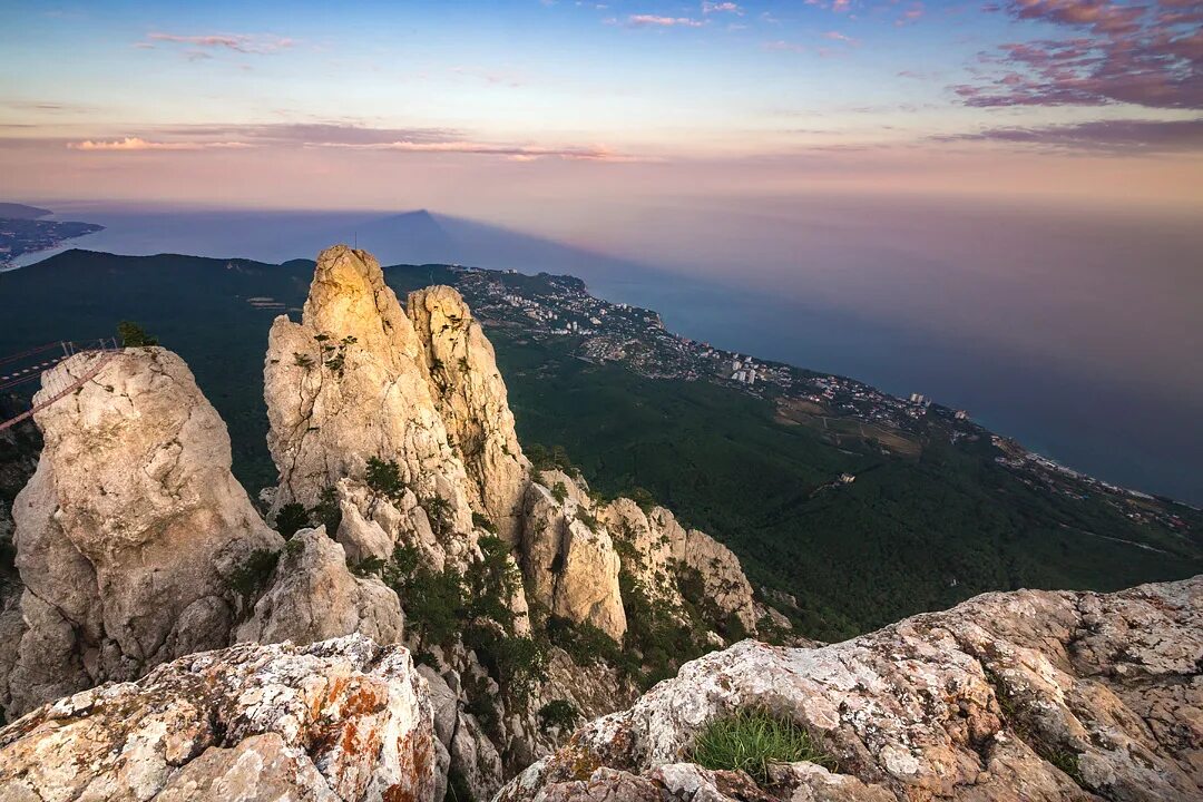 Почему крым назван крымом. Гора ай-Петри в Крыму. Вид с горы ай Петри. Виды ай Петри в Крыму. Гора рока ай Петри.