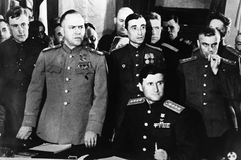 Генерал Эйзенхауэр капитуляция Германии. Жуков подписание капитуляции Германии 1945.
