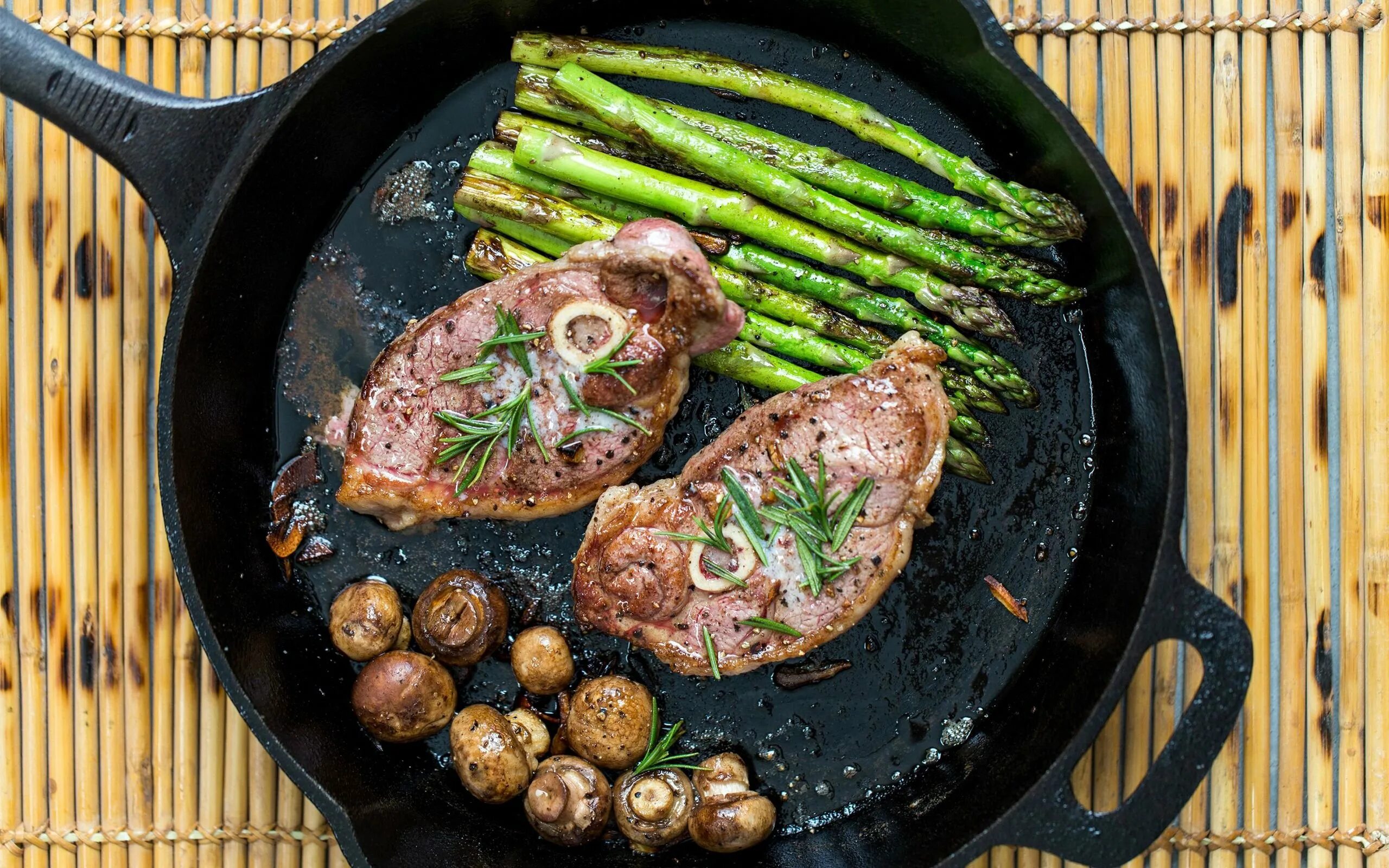 Жареное мясо. Стейк на сковороде. Жареные блюда. Мясо на сковороде гриль. Стейк без масла