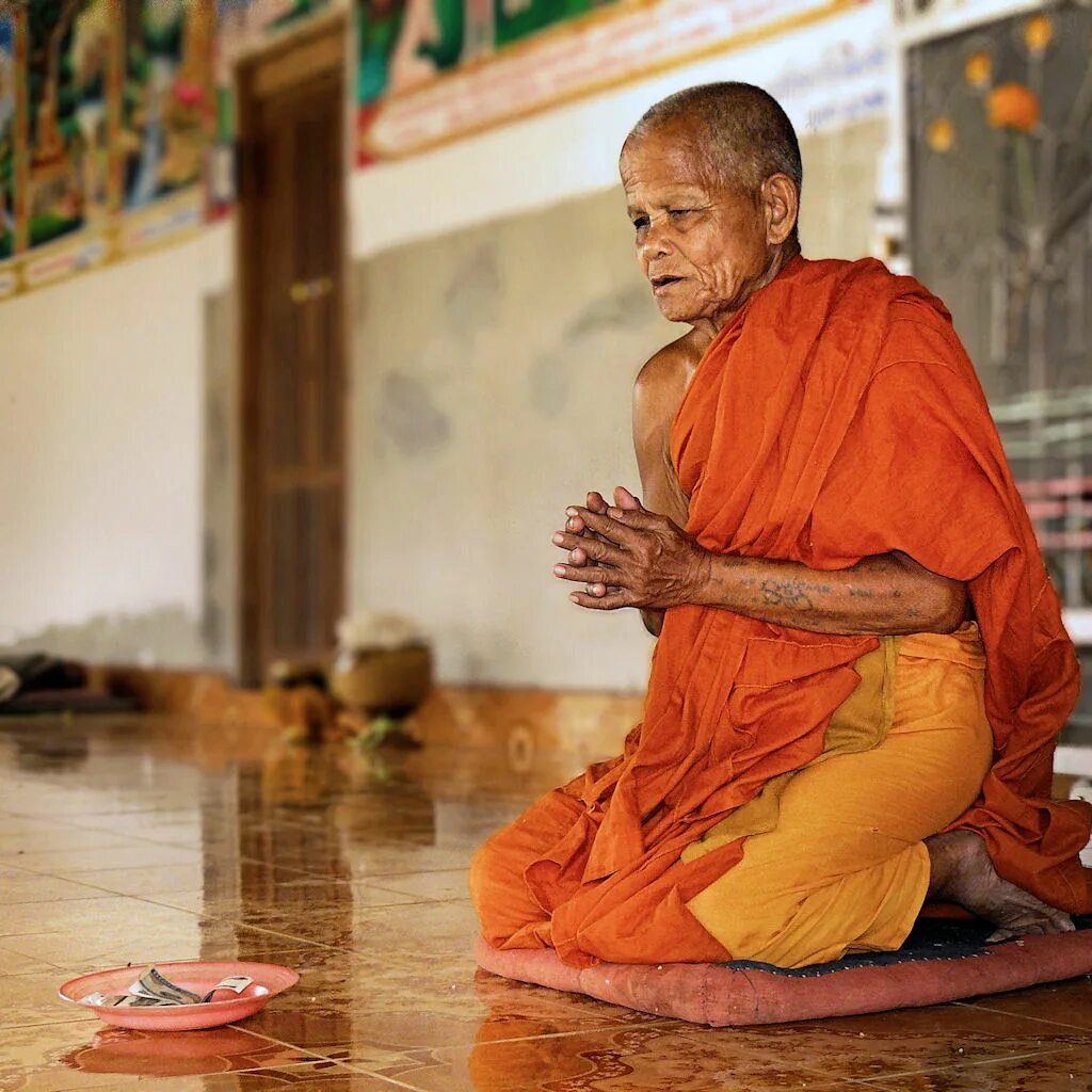 Маленький буда. Буддистский монах Тибет. Тибет монахи тибетский моление. Буддийский монах Тхеравада. Буддизм Тхеравада храм.