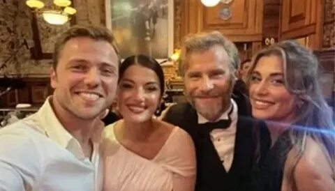 Çiçeği burnunda damatlar Özgür Çevik ve Tolga Sarıtaş'ın şarkı perform...