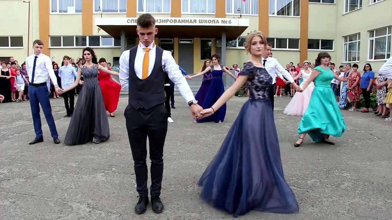 Танец выпускного класса вальс. Последний звонок 2019. Выпускной танец. Танец выпускного класса вальс. Выпускники танцуют вальс.