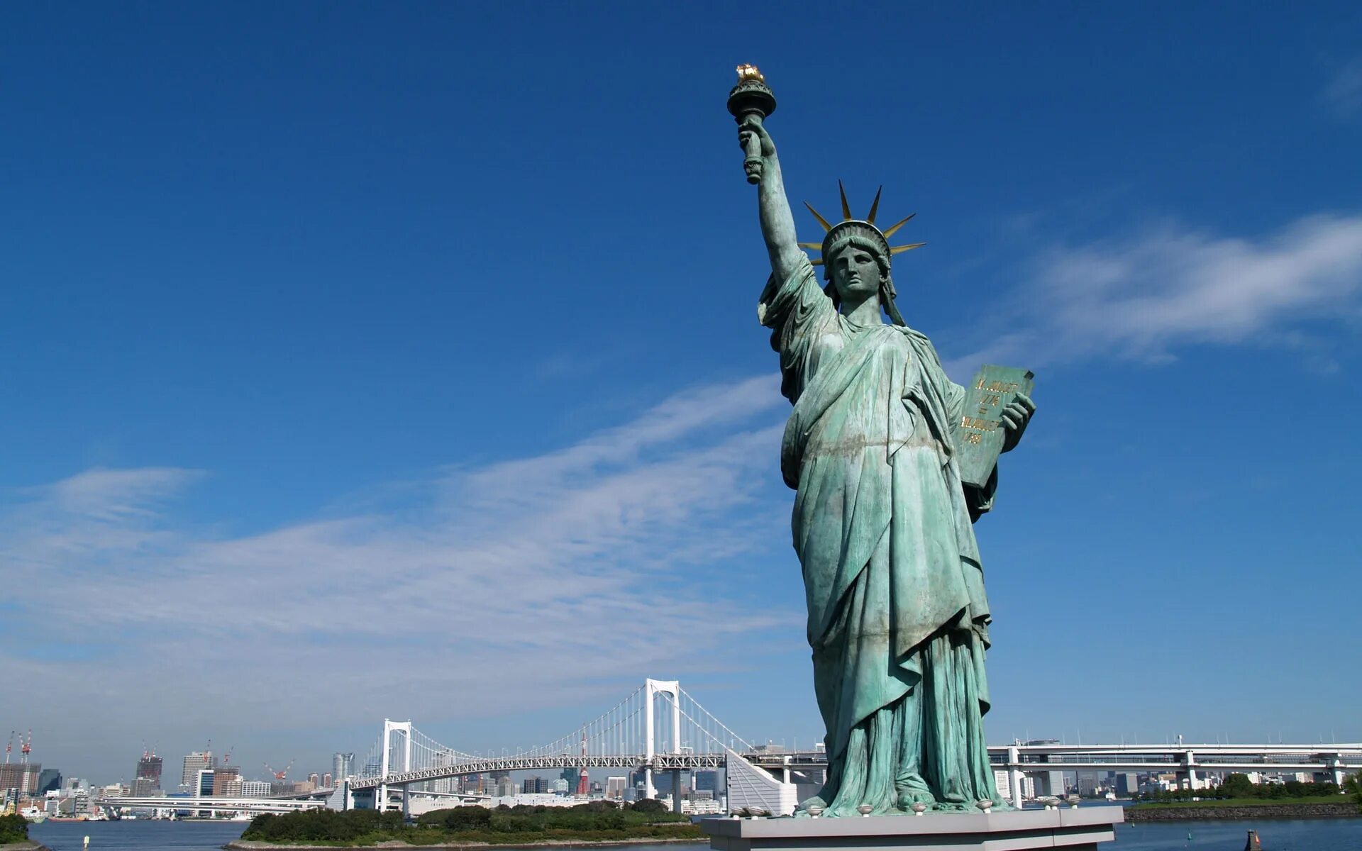 Статуя стран. Статуя свободы Нью-Йорк. НЬЮЙ РРК статуя свободы. Нью-Йорк бстатуясвободы. Нью-Йорк Сити статуя свободы.