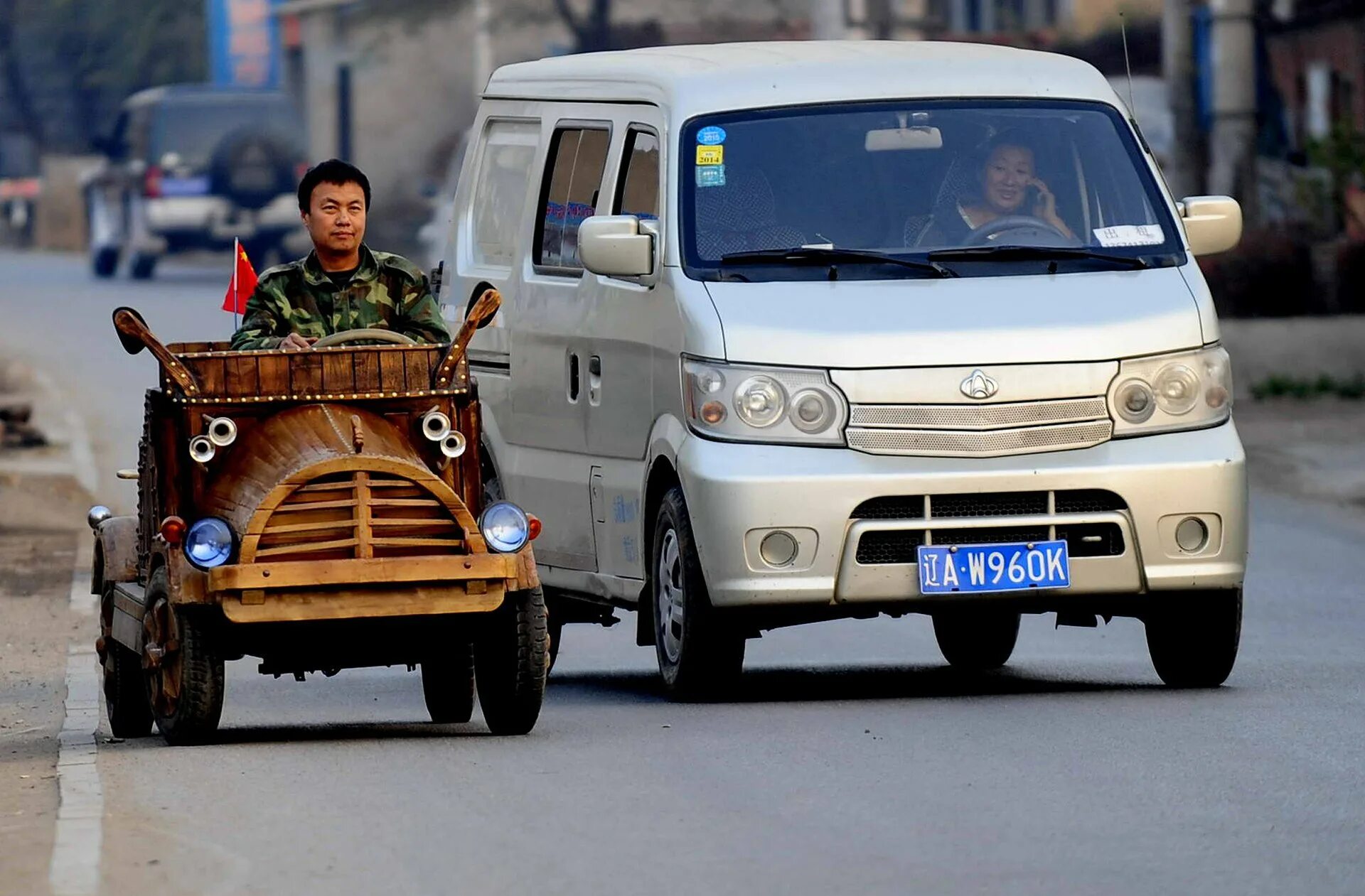 Первый автомобиль в китае. Китайские машины. Маленькие китайские автомобили. Старые китайские автомобили. Китаец машина.