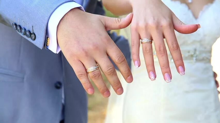Обручальное кольцо на пальце. Мужские обручальные кольца на руке. Мужское обручальное кольцо на пальце. Помолвочное кольцо на пальце.