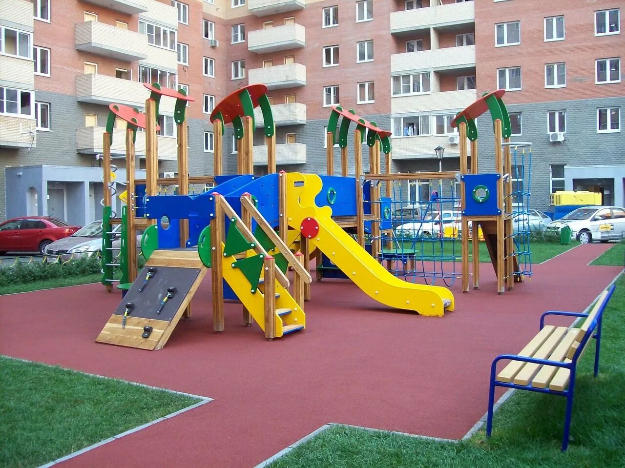 Двор с детской площадкой