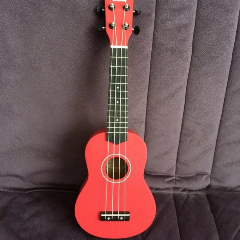Дешевые гитары. Акустическая гитара rockstar 38. Классическая гитара admira alba нижний порожек. Гитара обычная для начинающих. Укулеле гитара 6 струнная.