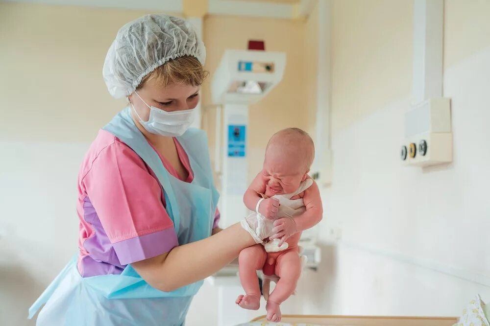 Роддом новорожденный врач. Акушерка с новорожденным. Медицинская сестра с новорожденным.