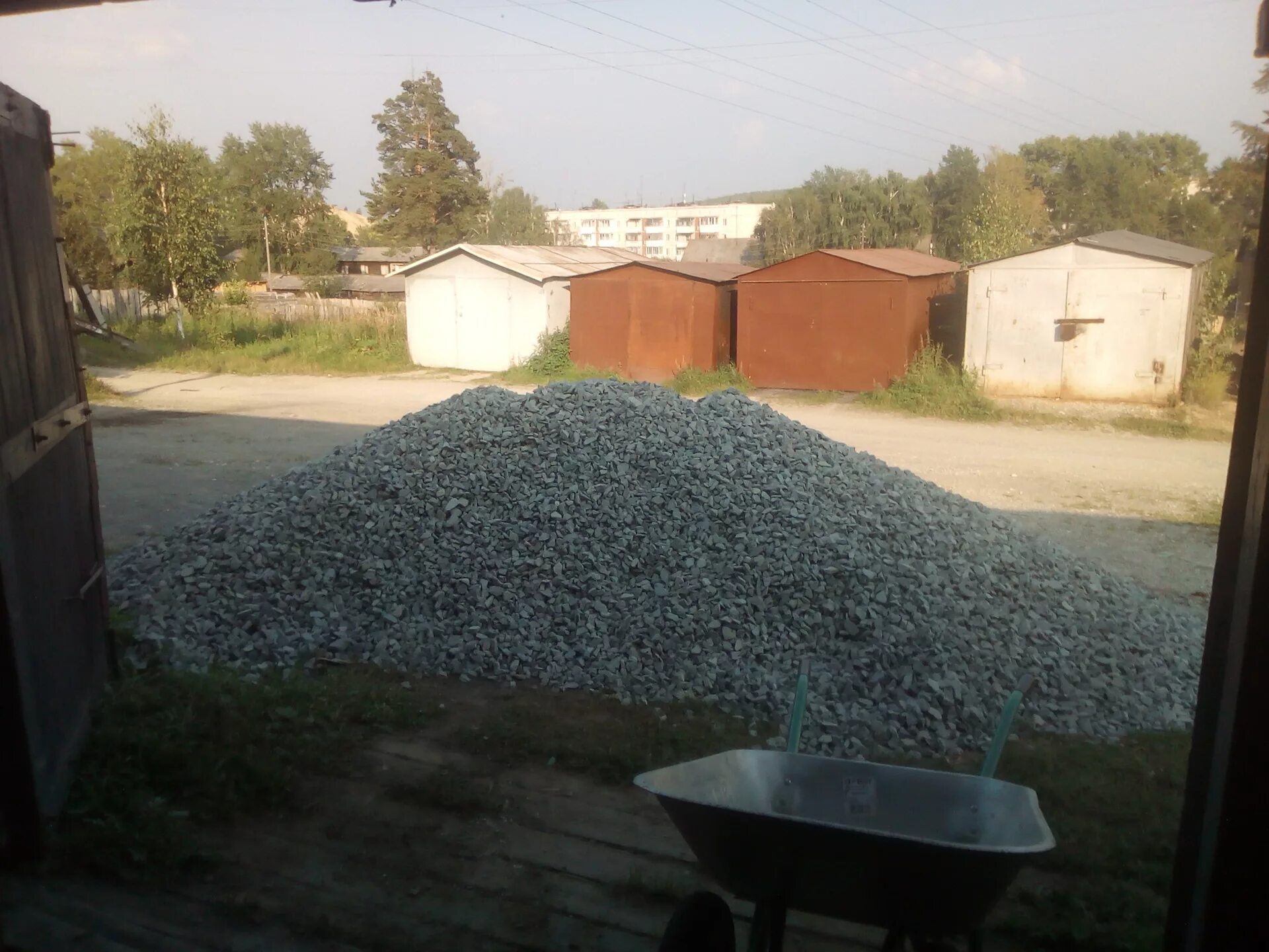 Щебень в гараж. Гараж на щебне. щебень под гараж. щебень в гараж на пол. пол в гараже из гравия.