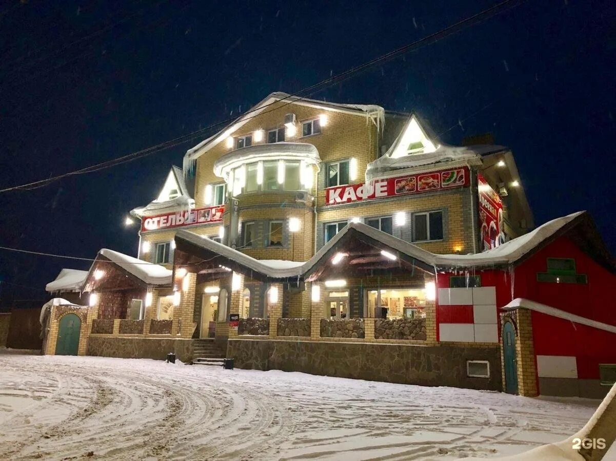 Ковер перед подъездом. Тск каширский двор каширское шоссе д. Гостиница арсенал сенинские дворики. Проспект ленина 10 ковров. Ковров двор.