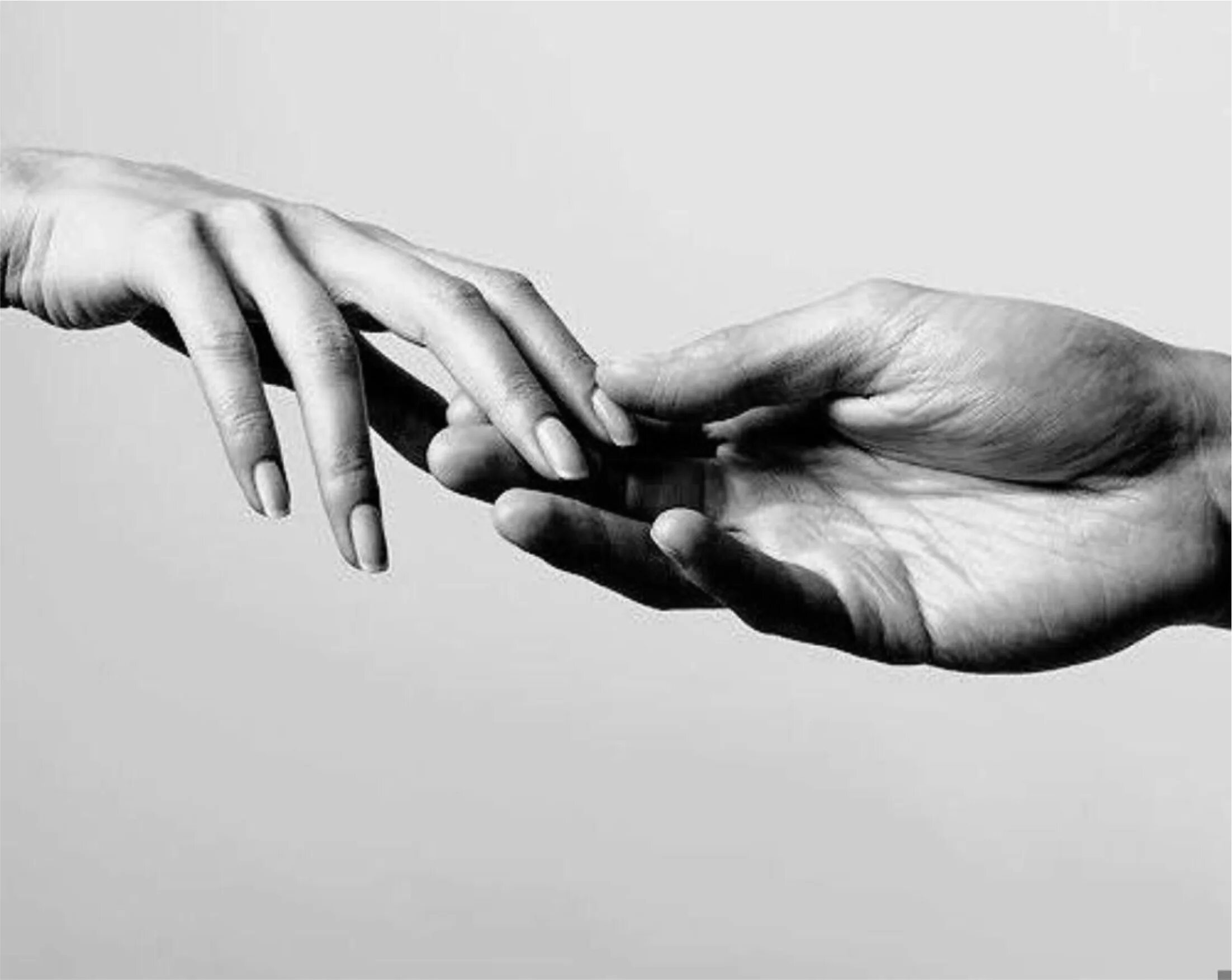 Дрожь пальцев картинка. Любовь с кончиков пальцев обои. Рука в руке нежность. Любовь на кончиках пальцев картинки. Девушка на руках у парня черно белое.