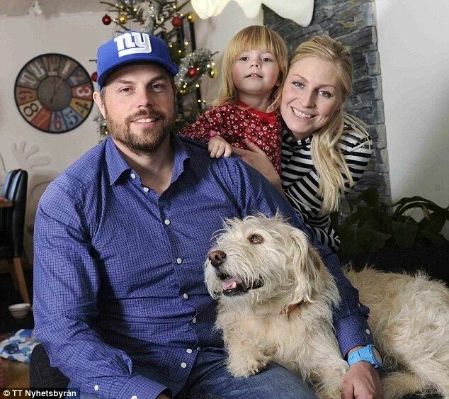 File:Arthur the straydog with his family Lindnord in Sweden (53316150029).jpg - 