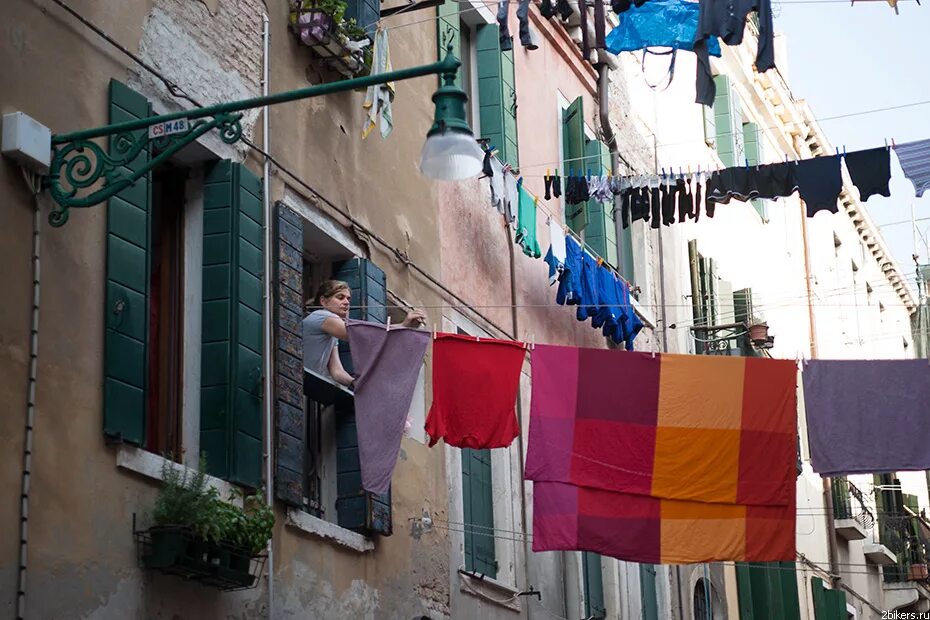 Веревка для сушки белья. Вывесивший на улице. Белье на балконе. Неаполь бельё на улице. Белье сушится на веревке.
