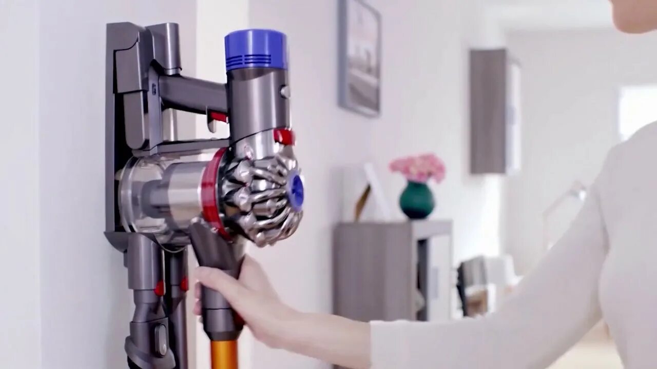 Дайсон горячая линия. Пылесос Дайсон 8. Dyson v8 absolute. Пылесос Dyson v11 absolute. Дайсон v8 Абсолют.