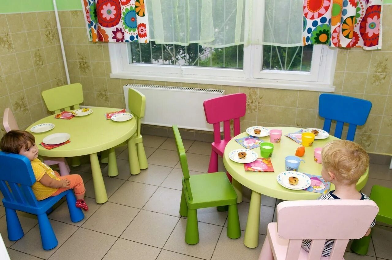 Нужно место в детском саду. Обеденная зона в детском саду. Столовая в детском саду. Кухонные зоны в детских садах. Уголок кухня в детском саду.