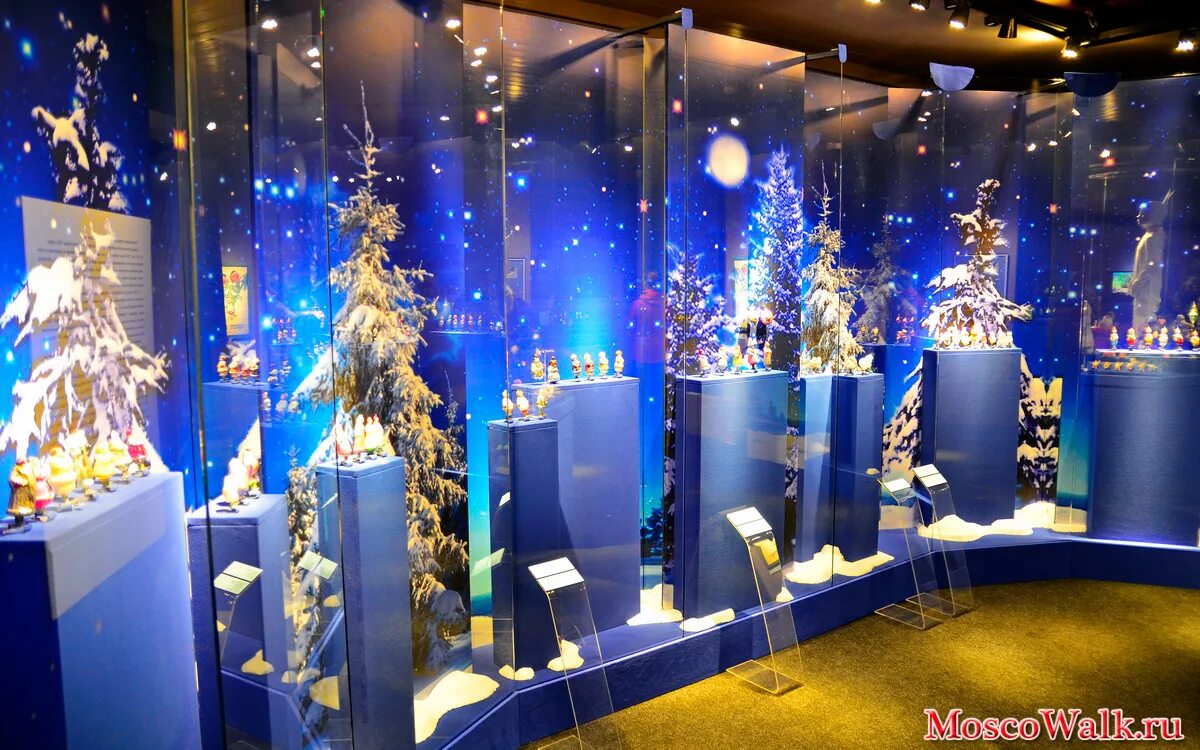елочная экспозиция. новогодняя выставка. оформление выставки новогодних игрушек. выставка елочных игрушек. выставка новогодних игрушек в музее.