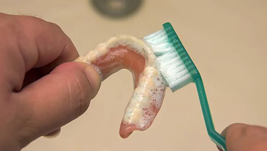 Как ухаживать за зубным протезом из пластмассы. Чисткf зубного протеза. Гигиена протезов.