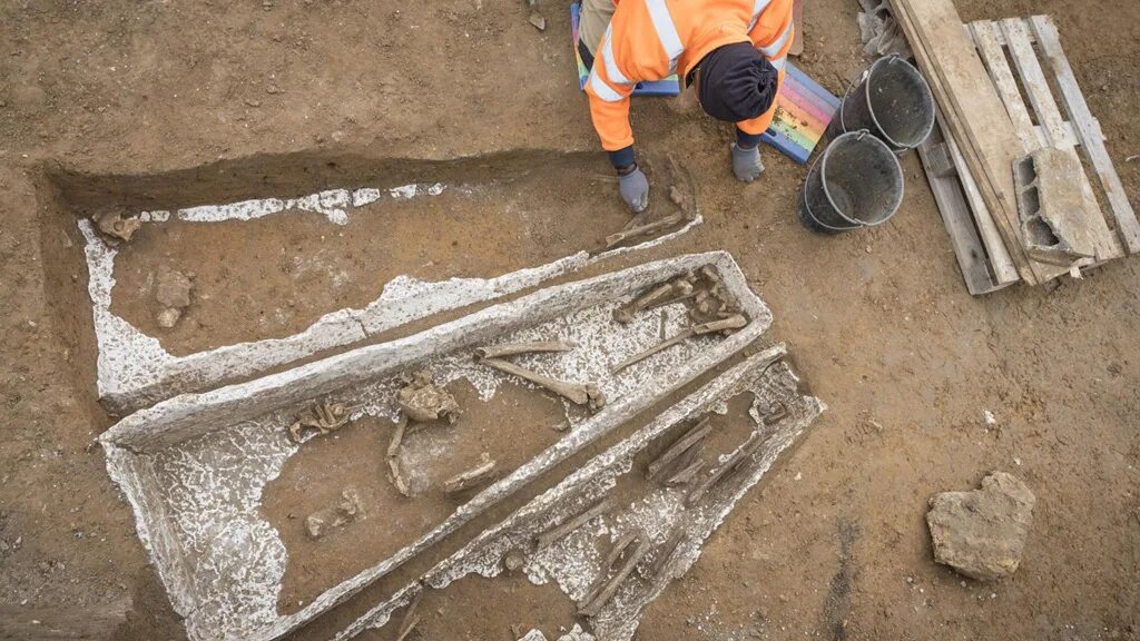 средневековые захоронения. массовые захоронения средневековье. средневековый могильник. захоронения в средние века. средневековый могильник.