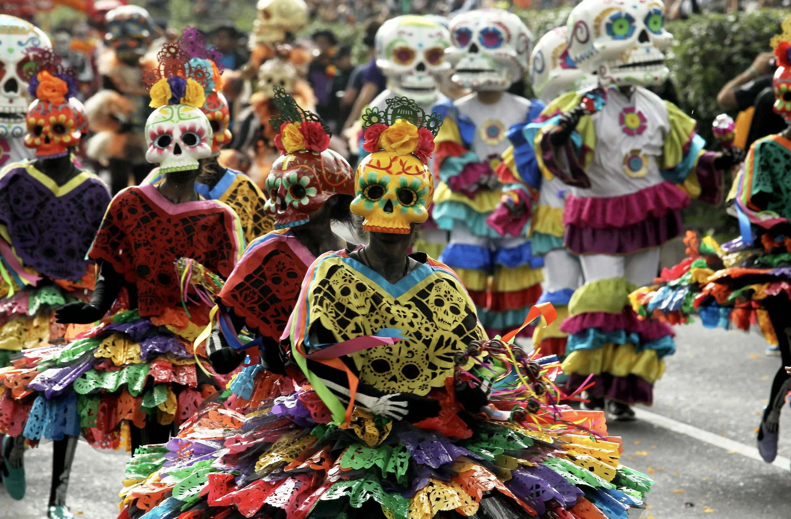 Особенности быта мексики. Мехико карнавал. День мертвых в Мексике танец. Новогодний карнавал Мехико. Мексиканский карнавал день мертвых.