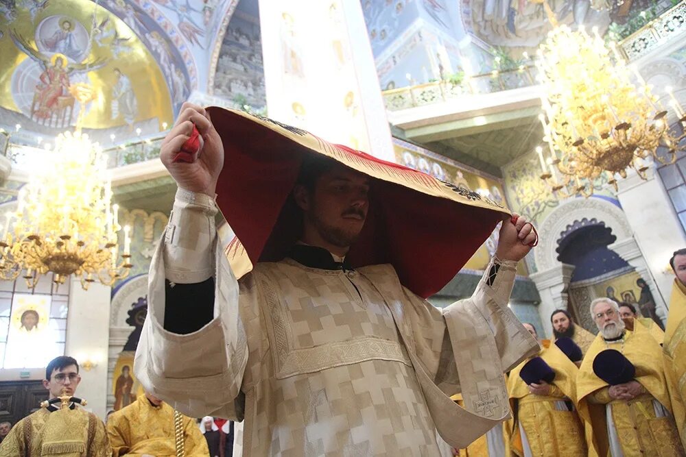 Храм на крови екатеринбург внутри внутри расстрелянная комната. Храмы екатеринбургской епархии. Екатеринбург литургия. Храм на крови расстрельная комната. Литургия в 2004 году спас на крови.