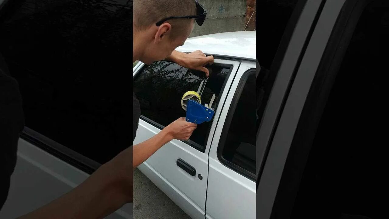 автомобиль без ключа. дверь машины. дверь автомобиля. стучится в окно машины. машинка для вскрытия замков.