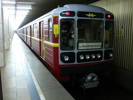 Красный поезд метро москва