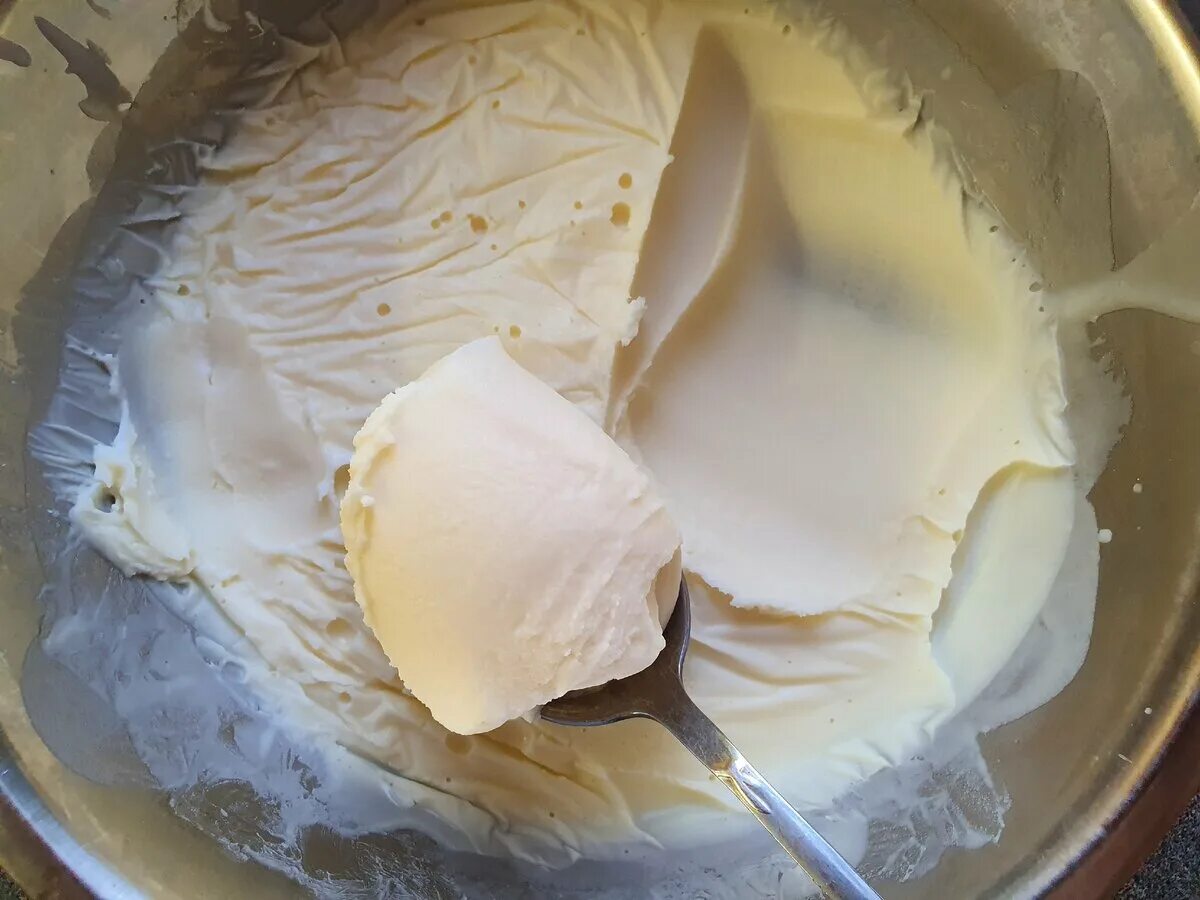 крем из сливок и сгущенки. вкусный крем с маскарпоне. сливочный крем чиз маскарпоне. десерт из печенья творога в холодильнике. творожный крем для торта со сгущенкой.