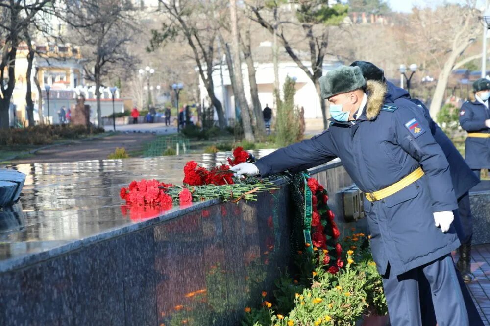 Феодосийский десант. Феодосия десант. Памятник керченско-феодосийскому десанту. Керченско-феодосийская десантная операция памятник. Феодосия десант.
