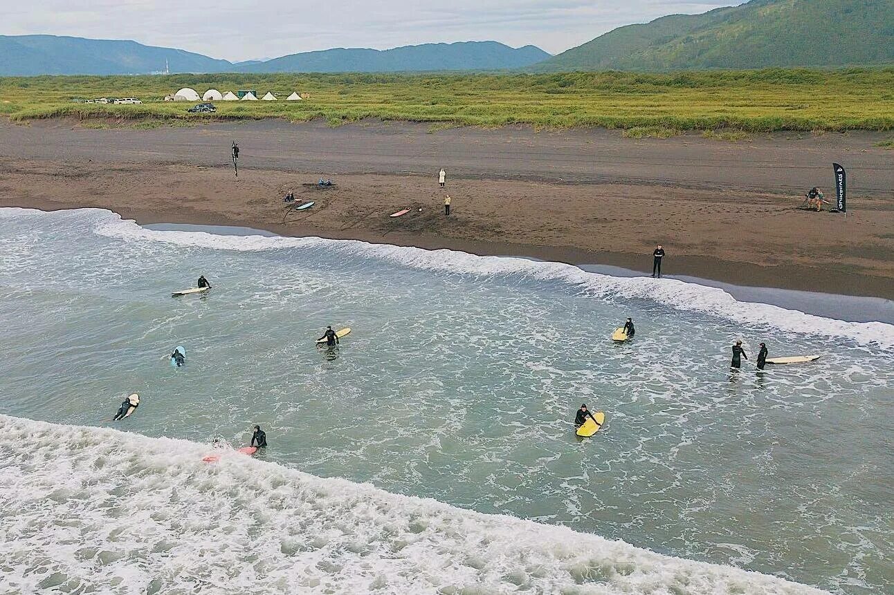 Серф кэмп камчатка. Серф кэмп камчатка. Серф кэмп камчатка. Зимний серфинг на камчатке. Халактырский пляж камчатка серфинг.