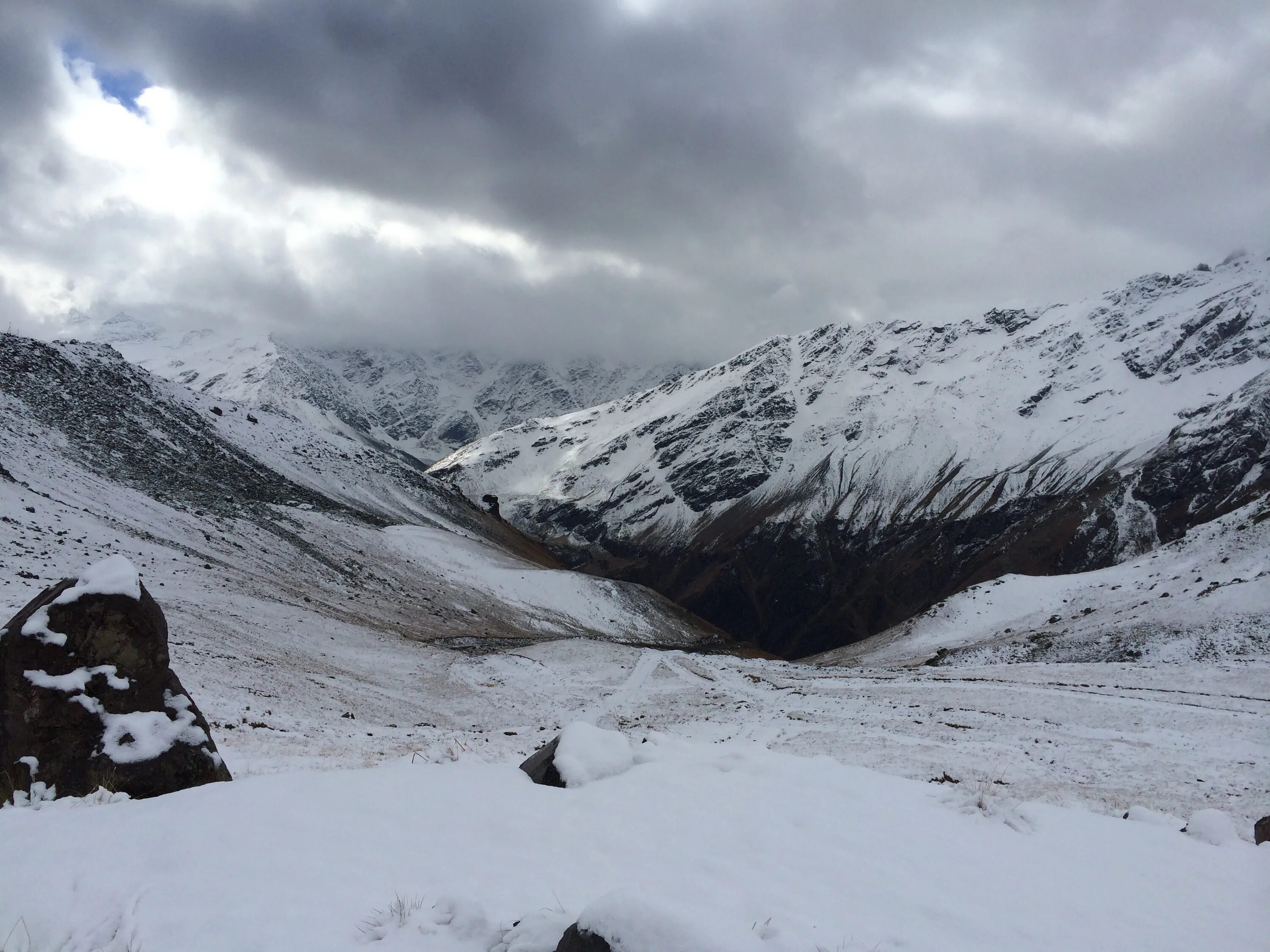 Терпи гора. Перевал Койтезек. Базальт Эльбрус. Горы снег лавина Эльбрус. Снежные горы Кавказа.