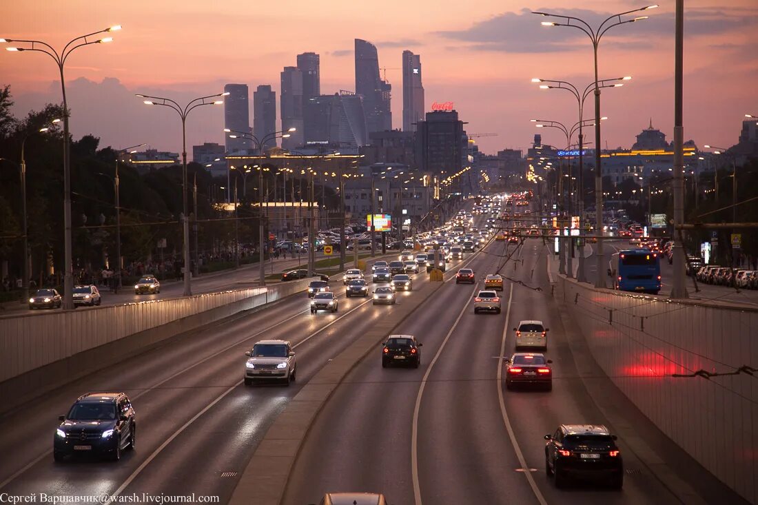 Машина на дороге. Много машин на дороге. Поток в москве. Поток в москве. Автомобильная пробка.