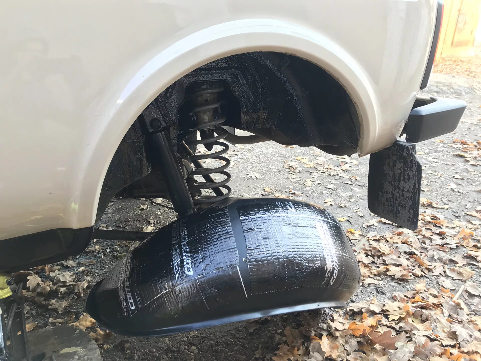 Подкрылки нива 21214 novline. Локеры на ниву 21214. Подкрылки без сверления на ниву 21214. Подкрылки урбан. Задние подкрылки на ниву 21214.