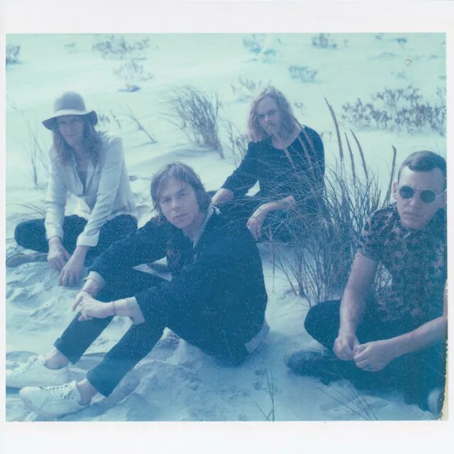 Cage the elephant cold cold cold. Cold corti исполнитель. Cage the elephant 2015 - tell me i'm pretty. Cage the elephant tell me i'm pretty. Девушка из клипа cold cold cold cage the elephant.