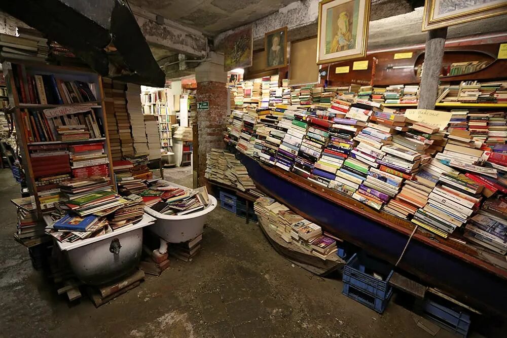 Комиссионный книг. Librería acqua alta, Венеция, Италия. Книжный магазин в Венеции Аква Альта. Книжный магазин libreria alta acqua. Венеция книжный магазин.