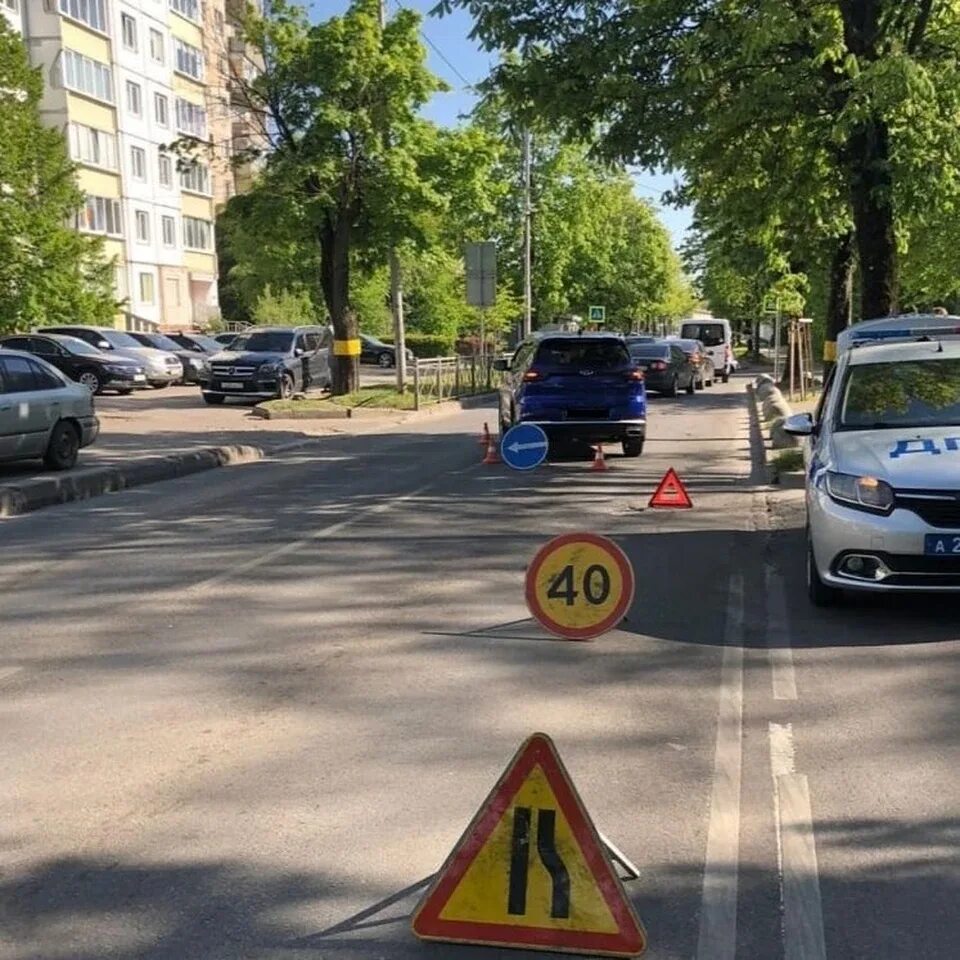 Улица машины пешеходы. Пешеход фото. Сбил несовершеннолетнего пешехода. Улицы Калининграда летом.