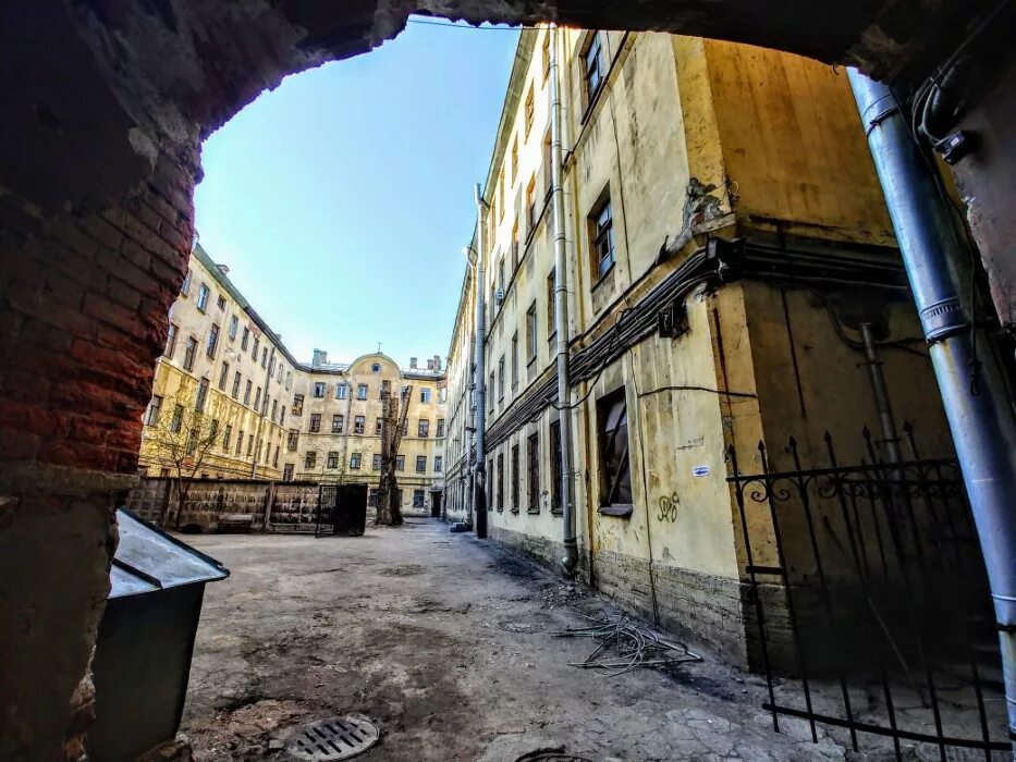 Санкт петербург дворы колодцы обшарпанные. Как называются дворы в петербурге. Как называются дворы в петербурге. Дворик санкт-петербург чернышевская. Петербургский дворик санкт-петербург.