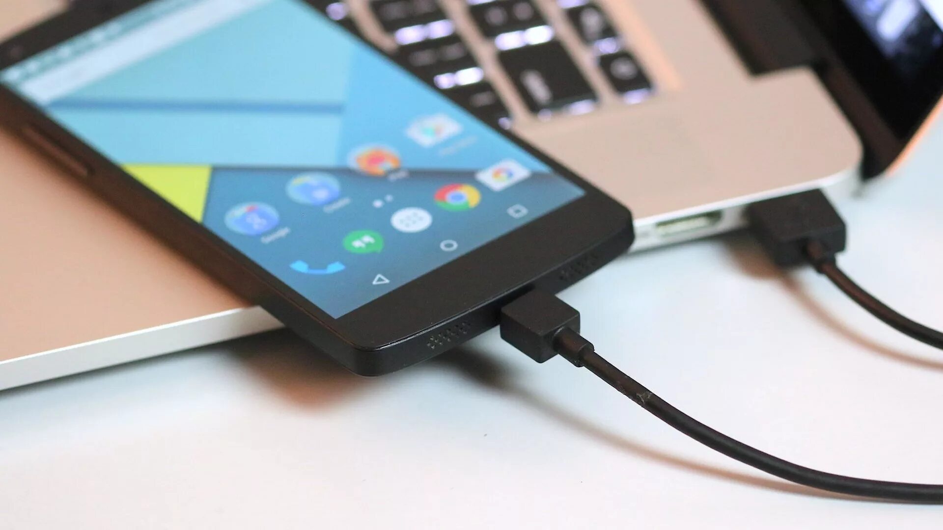 Андроид usb компьютер. Зарядка от компьютера. зарядка телефона от компьютера. подзарядить ноутбук от телефона. зарядка телефона от ноутбука.