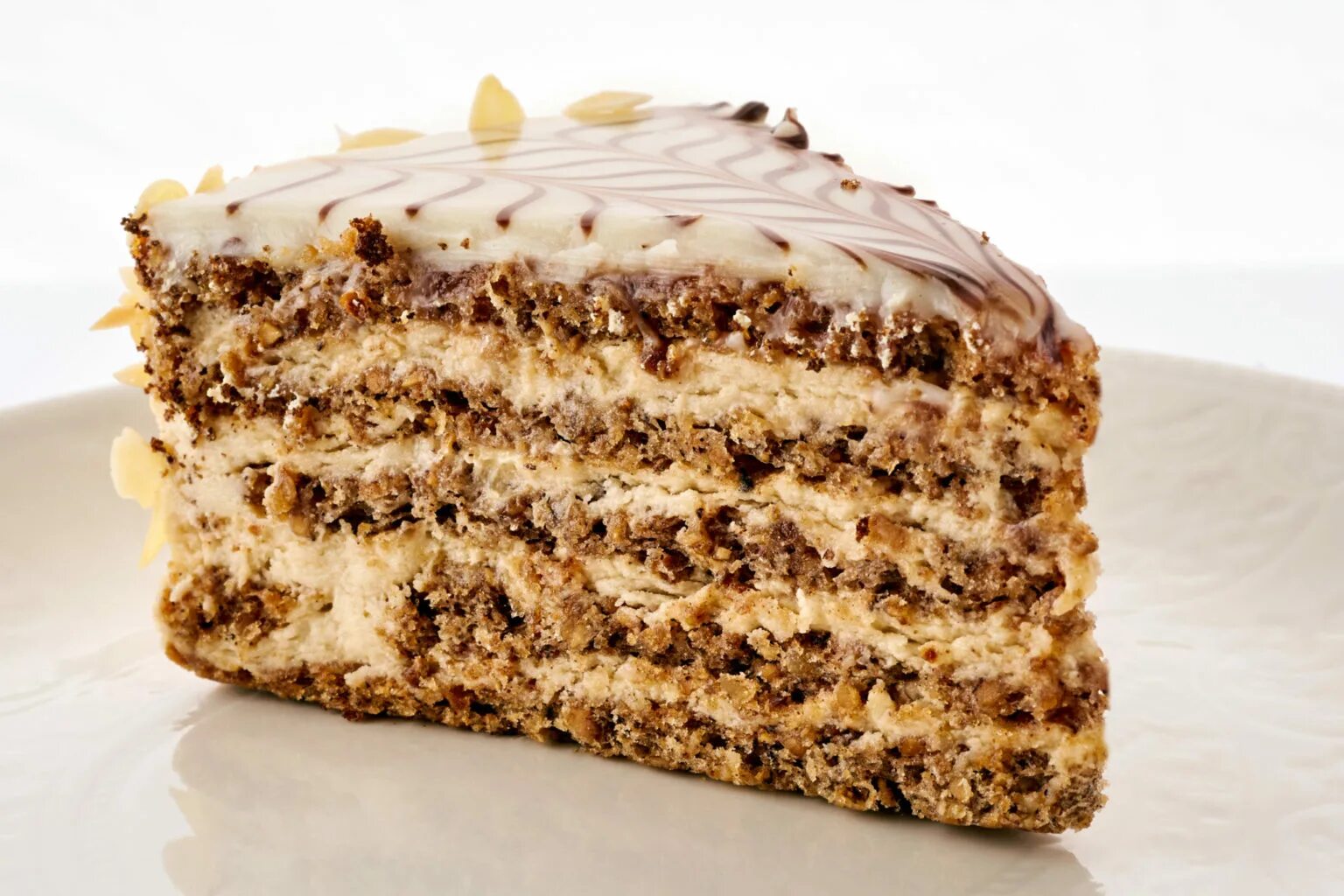 пирожное с орехами и сгущенкой. бисквитный торт украшенный орехами. торт орех с заварным кремом. торт орех с заварным кремом. торт грецкий орех рошэн.