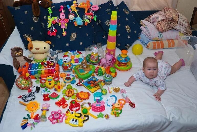 Посмотри какие игрушки. Игрушки для малышей 6 месяцев. Игрушки для детей 5 месяцев. Игрушки для детей 4 месяца. Игрушки на 6 месяцев девочке.