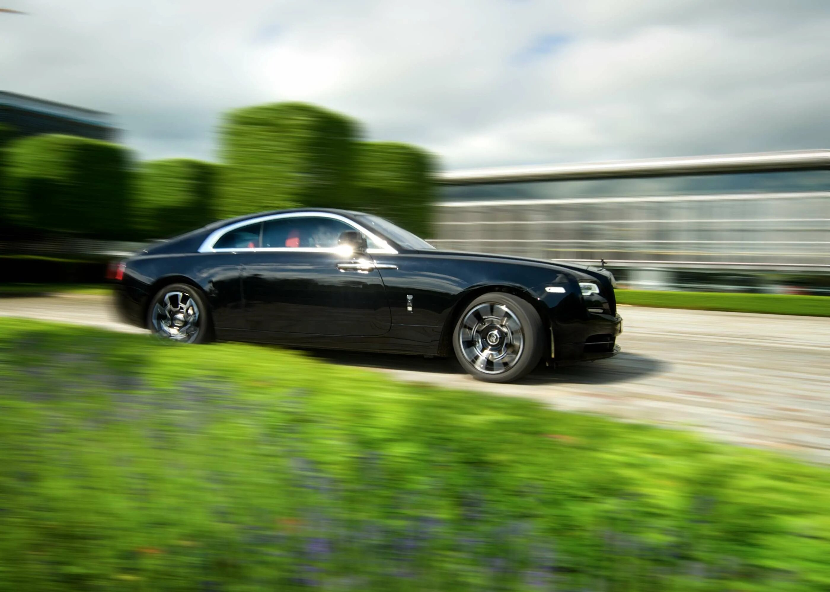 Rolls royce badge. Rolls Royce Wraith Black badge. Rolls Royce Wraith 2016. 2016 Rolls-Royce Wraith Black badge. Rolls Royce Ghost Black badge.