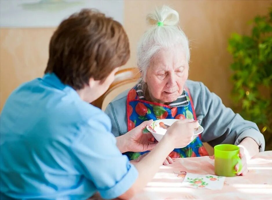 Социальные услуги для пожилых людей. Сиделка с бабушкой. Социальное обслуживание пожилых людей. Помощь пожилым. Какая бабушка полезнее