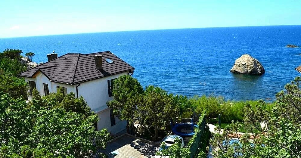 недорогой дом отдыха на море. домик у моря в крыму. дом на побережье черного моря. недорогой дом отдыха на море. Rhode island , сша ocean house.
