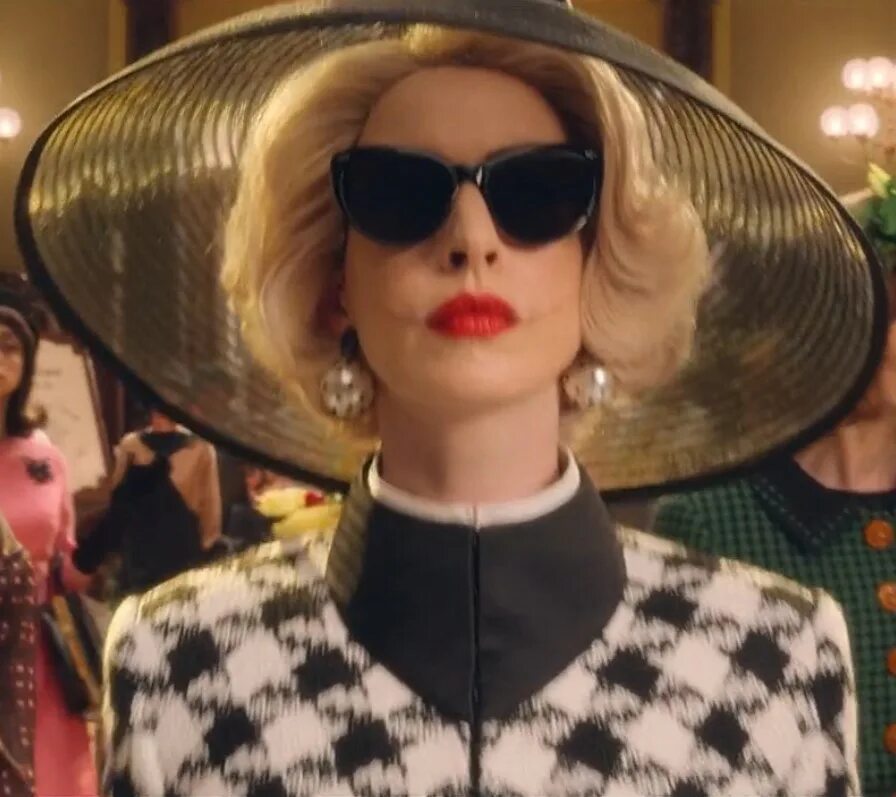 Золотой бюстгальтер из фильма ведьмы 2020. High witch. High witch. Анжелика хьюстон 1990. Ведьмы фильм 1990 анжелика хьюстон.